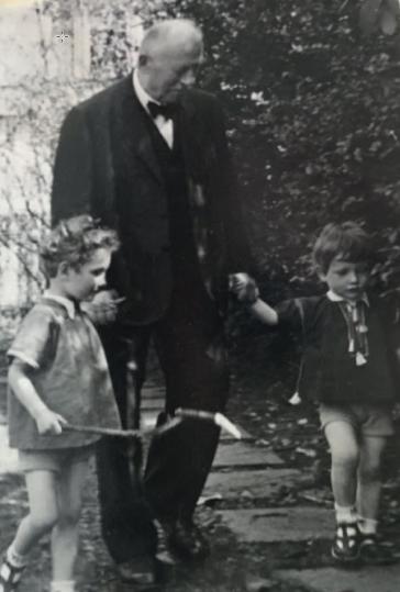 Abb. 1. Mein Bruder Jan (links) und ich mit Uropa im Garten der Klosbachstrasse.