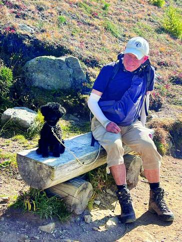 Abbildung 2. Alfi: Kleiner Hund = grosser Hund? Herrchen und Hündchen oberhalb Pontresina