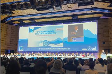 Abb. 1. Das Konsenus-Panel 2025 mit achtzig internationalen Expertinnen und Experten – das grösste Tumorboard der Welt. 