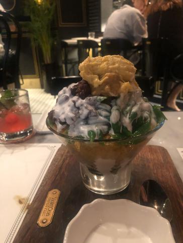 Eisgekühlte Stinkfrucht auf Gefrorenem mit anderen Früchten